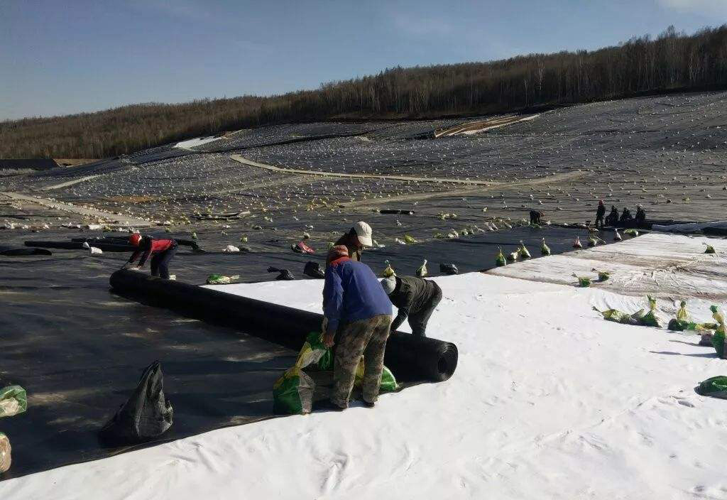 設計荷載和地基不均是決定午夜精品一区二区三区在线视频膜厚度的重要因素